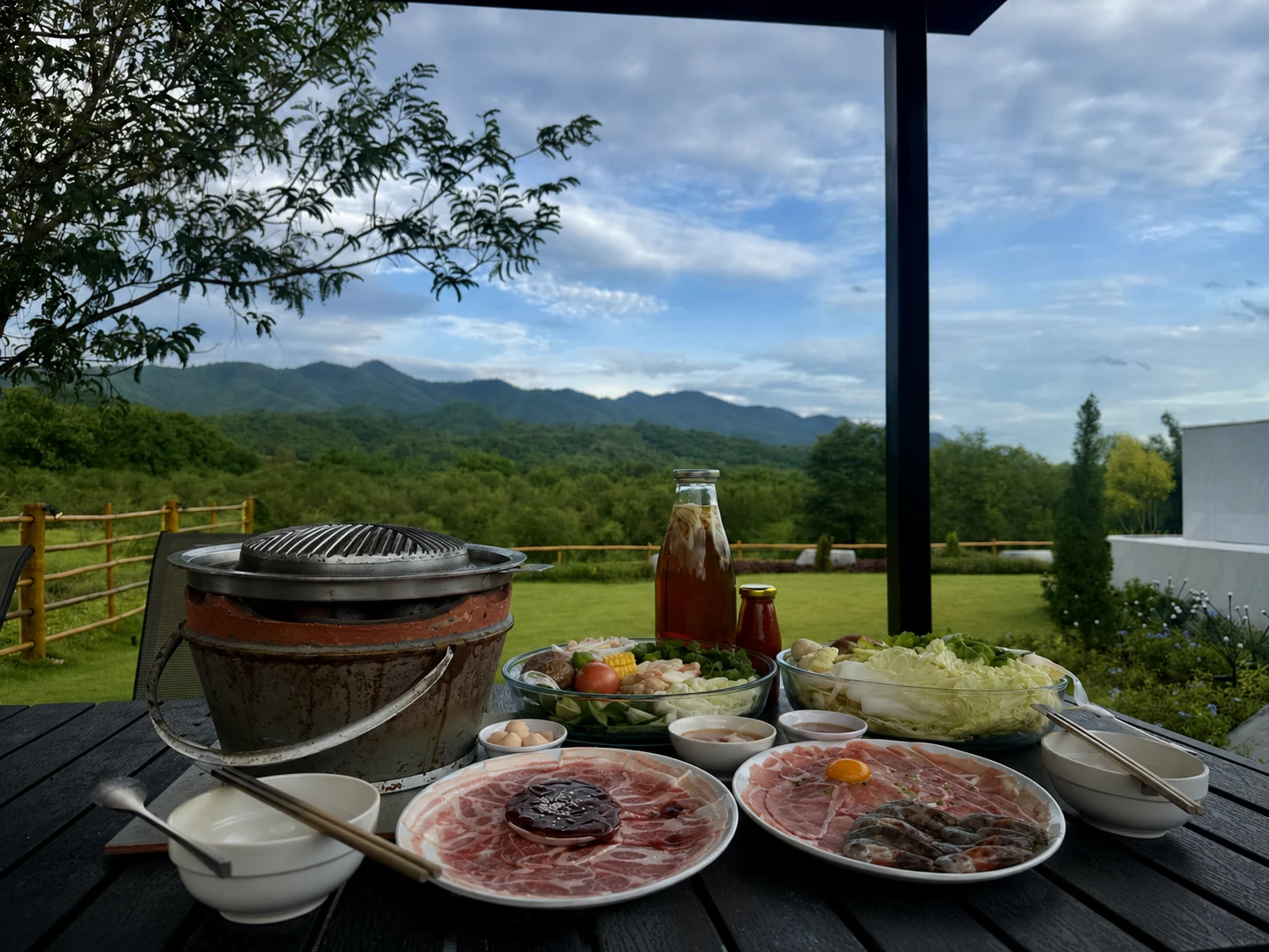 ชุดหมูกระทะพร้อมวิวภูเขาที่สามารถจัดให้ตามคำขอ