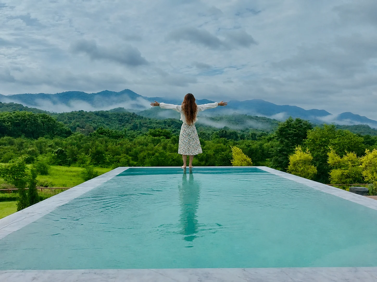 ผู้เข้าพักชมวิวภูเขาและหมอกริมสระอินฟินิตี้ส่วนตัวที่ Solitude Villas